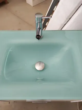 Mueble de baño moderno con lavabo de cristal