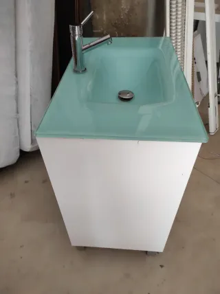 Mueble de baño moderno con lavabo de cristal
