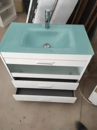 Mueble de baño moderno con lavabo de cristal