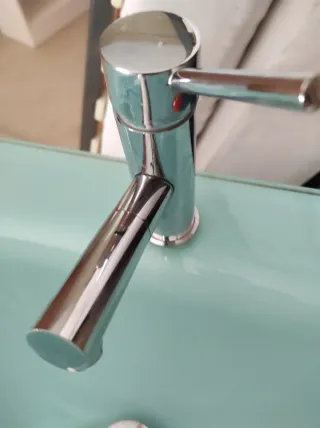 Mueble de baño moderno con lavabo de cristal