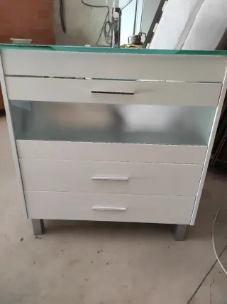 Mueble de baño moderno con lavabo de cristal