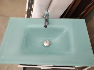 Mueble de baño moderno con lavabo de cristal