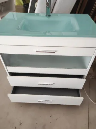 Mueble de baño moderno con lavabo de cristal