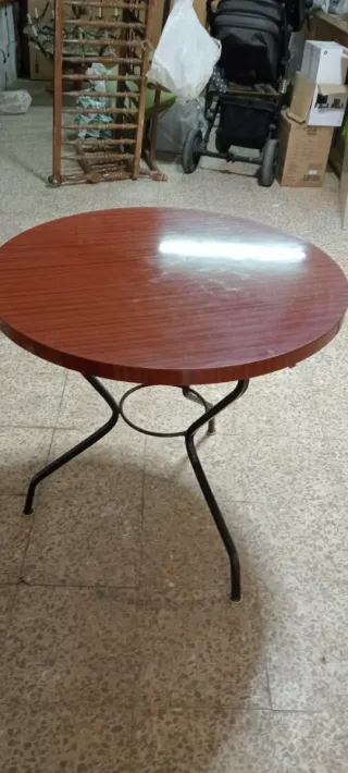 Mesa de  madera y hierro medidas  ancho 79 al 76)