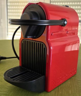 Cafetera Nespresso Inissia Roja + Dispensador