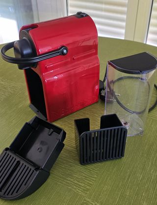 Cafetera Nespresso Inissia Roja + Dispensador