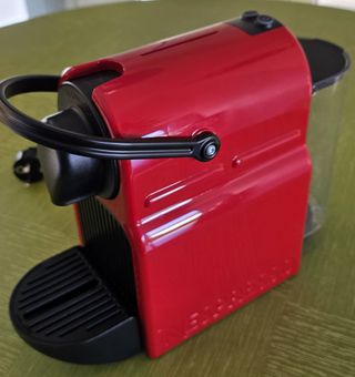 Cafetera Nespresso Inissia Roja + Dispensador