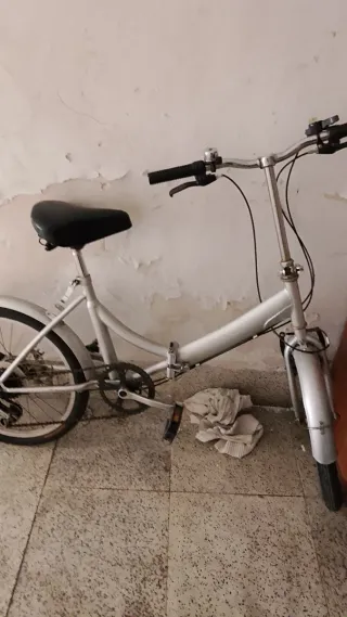 Bicicleta plateada plegable