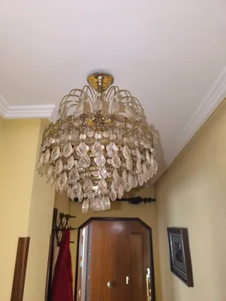 Lámpara de techo dorada con cristales