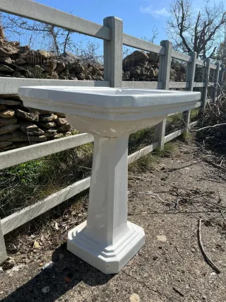 Lavabo antiguo vintage de porcelana