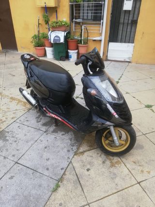 Scooter Aprilia Negra y Roja