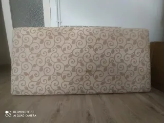 Cabecero de cama beige con estampado