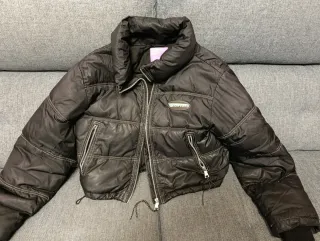 Cazadora negra acolchada con cremalleras