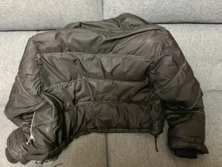 Cazadora negra acolchada con cremalleras