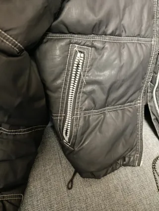 Cazadora negra acolchada con cremalleras