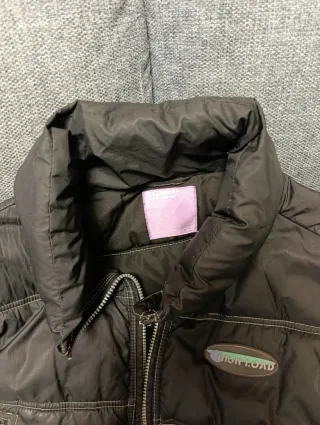 Cazadora negra acolchada con cremalleras