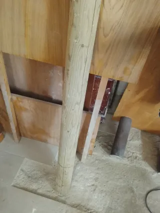 Mesa comedor y 6 sillas madera.pedid fotos.faltan