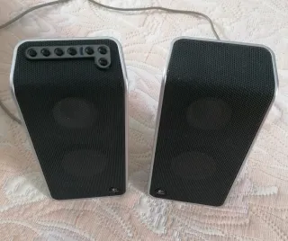 Altavoces Logitech (alimentación por USB) y Funda