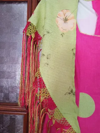 Traje de flamenca fucsia y pistacho T.38 y mantonc