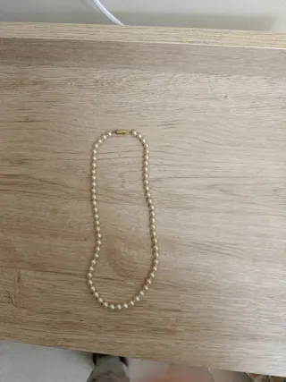 Collar de perlas con cierre dorado
