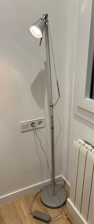 Lámpara de pie IKEA HUSVIK gris