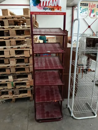 Estantería metálica roja