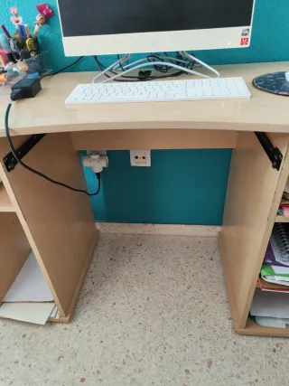 Escritorio de madera color beige