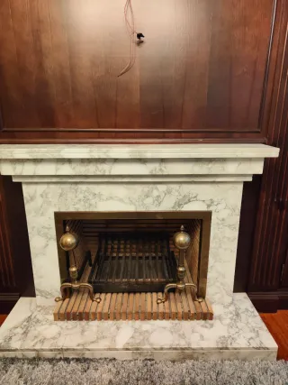 Chimenea decorativa de mármol y metal