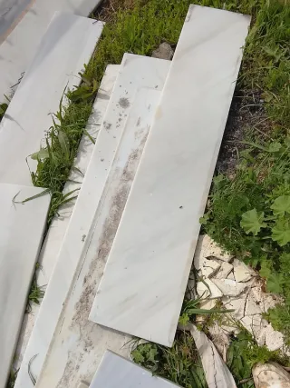 Escalones de mármol blanco