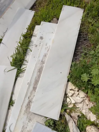 Escalones de mármol blanco