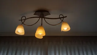 Lámpara de salón en metal y vidrio.