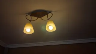 Lámpara de salón en metal y vidrio.