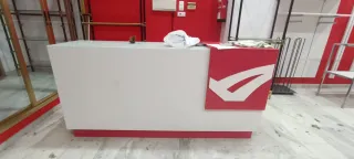 Mostrador de tienda blanco y rojo