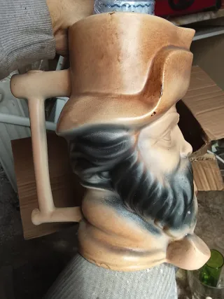 Jarra de cerámica estilo pirata