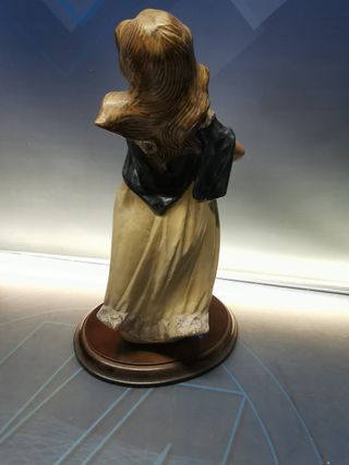 gran Figura doncella en porcelana Tengra , 38 cm, peana de madera