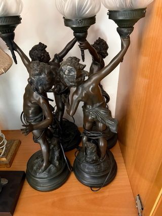 Lámpara Augusto Moreau figura niño con antorcha