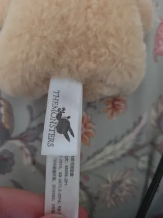 Labubu peluche color crema