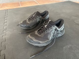 Zapatillas Asics Negras y Grises
