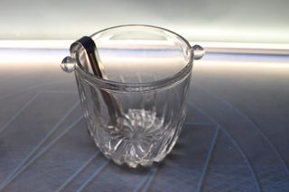 Cubitera y 4 vasos de licor. Cristal tallado.