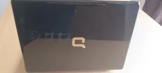 Ordenador portátil negro y plateado