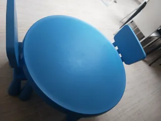 Mesa y 2 sillas Mammut IKEA azul.