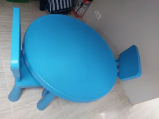 Mesa y 2 sillas Mammut IKEA azul.