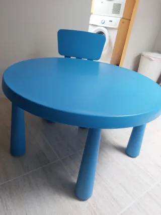 Mesa y 2 sillas Mammut IKEA azul.