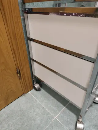 Mueble de baño con cajones y ruedas