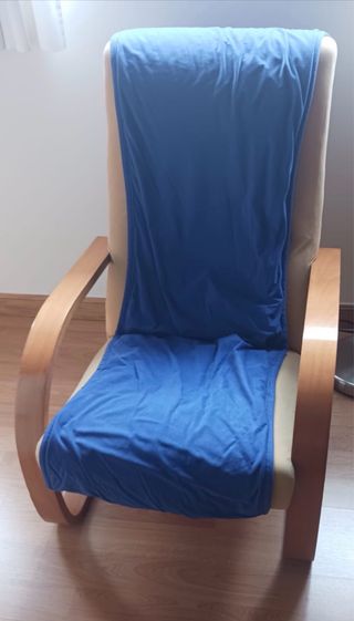 Poltrona a dondolo Ikea in legno giallo con tessuto blu