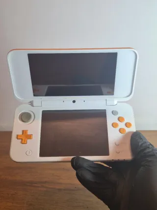 Nintendo 2DS XL Arancio/Bianco + Caricatore