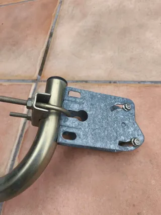 Soporte pared antena parabólica