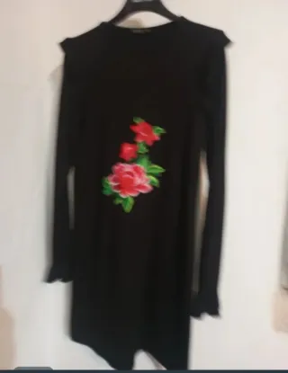 Vestido negro Breshka flores bordadas