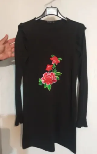 Vestido negro Breshka flores bordadas