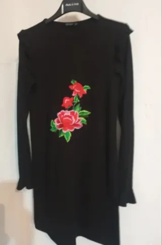 Vestido negro Breshka flores bordadas